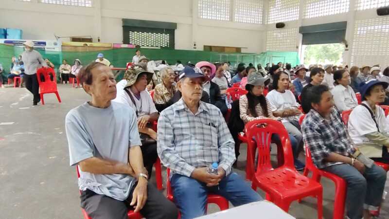 เดือด! ม็อบชาวสวนมะพร้าวเกือบ 400 คนบุกยึดหอประชุมอำเภอบางสะพาน จี้รัฐบาลตอบปมมะพร้าวตกต่ำ ลั่นหากไร้คำตอบพร้อมปักหลักยาวจนกว่าจะได้ข้อยุติ