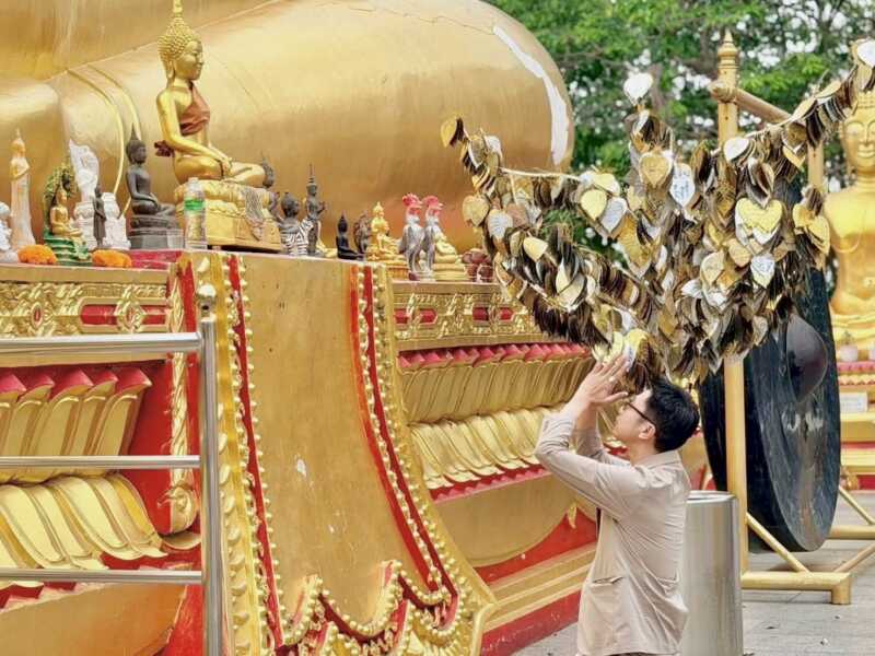 AIS ยกคาราวานเสริมสิริมงคล สักการะสองสถานที่ศักดิ์สิทธิ์ พร้อมนำแผ่นทองมงคล 2,446 แผ่นร่วมประกอบพิธี ส่งต่อความปรารถนาดีสู่ลูกค้าคนสำคัญภาคตะวันออก
