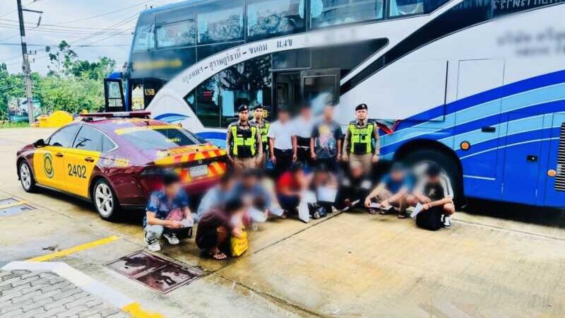 ชุมพร-รถทัวร์แช่ขวา พาโป๊ะแตก! ตำรวจทางหลวงชุมพรรวบเมียนมาหลบหนีเข้าเมือง 10 ราย ซุกปะปนผู้โดยสาร