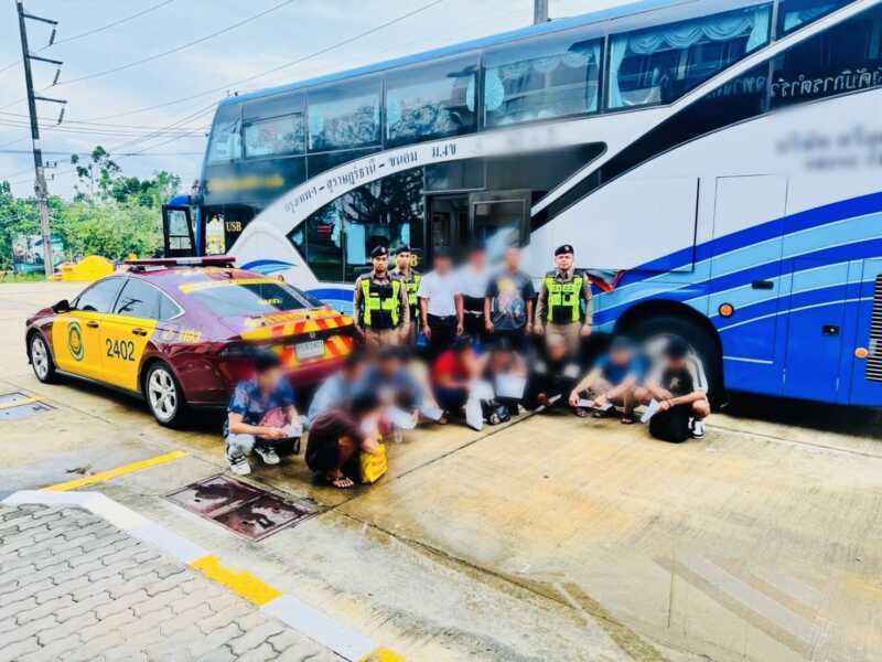 ชุมพร-รถทัวร์แช่ขวา พาโป๊ะแตก! ตำรวจทางหลวงชุมพรรวบเมียนมาหลบหนีเข้าเมือง 10 ราย ซุกปะปนผู้โดยสาร