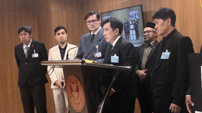 นายรังสิมันต์ โรม ประธานกรรมาธิการกฏหมาย การยุติธรรมและสิทธิมนุษยชน รับยื่นหนังสือจากนายก่อเกียรติ พาณิชยารมณ์ โปรโมเตอร์มวยโลกรางวัลยอดเยี่ยมเอเชีย 3 สถาบัน