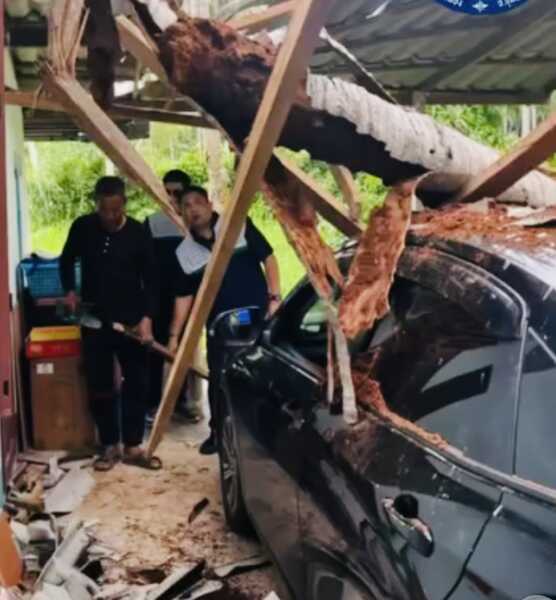 ชุมพร-นายกเทศมนตรีตำบลปากน้ำ นำทีมลงพื้นที่ช่วยเหลือผู้ประสบวาตภัย เร่งสำรวจความเสียหายเพื่อให้การช่วยเหลือ