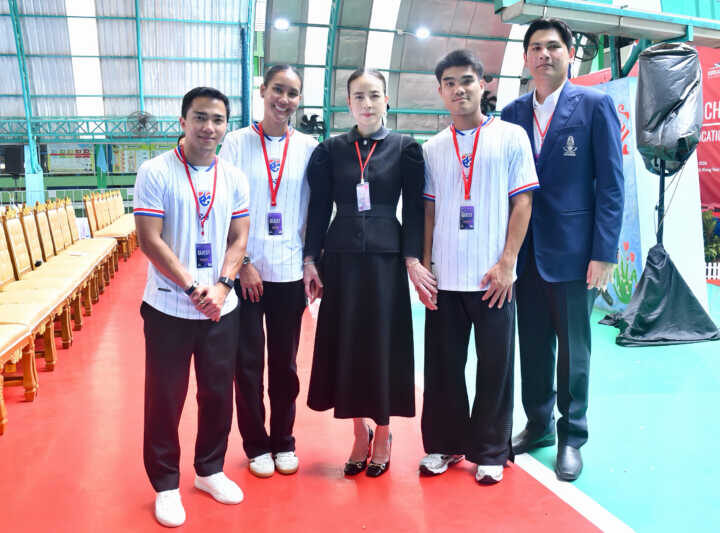 ”มาดามแป้ง“ นายก ส.บอล นำนักเตะทีมชาติไทย ร่วมรับเสด็จ เจ้าหญิงแอนน์ พระราชกุมารีแห่งสหราชอาณาจักร ทรงเปิดกิจกรรมฟุตบอล ณ โรงเรียนชุมชนหมู่บ้านพัฒนา คลองเตย