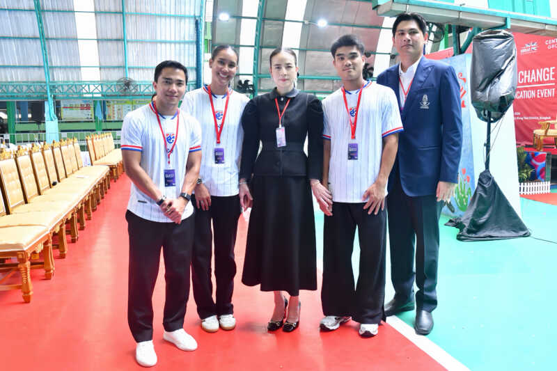 ”มาดามแป้ง“ นายก ส.บอล นำนักเตะทีมชาติไทย ร่วมรับเสด็จ เจ้าหญิงแอนน์ พระราชกุมารีแห่งสหราชอาณาจักร ทรงเปิดกิจกรรมฟุตบอล ณ โรงเรียนชุมชนหมู่บ้านพัฒนา คลองเตย