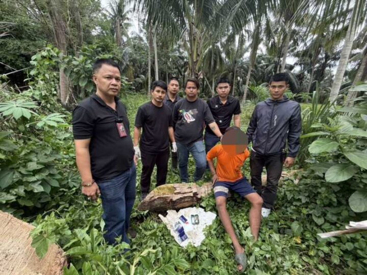 รวบค้ายาบ้าคาบ้าน! ชุดสืบสวน สภ.บางสะพาน บุกจับหนุ่มวัย 34 ยึดยาบ้า 806 เม็ด พ่วงคดีพนันบอลออนไลน์-เสพยา