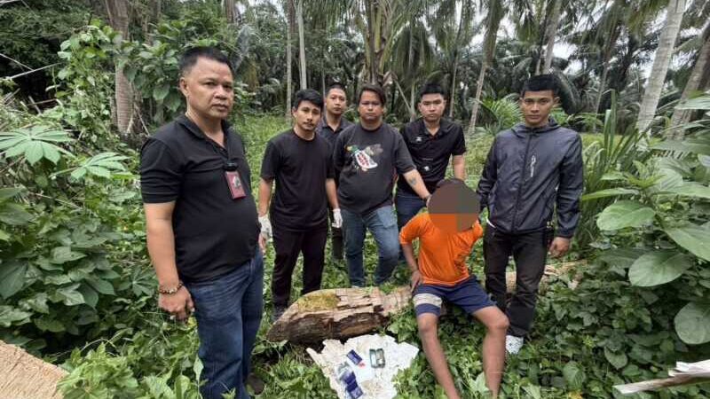 รวบค้ายาบ้าคาบ้าน! ชุดสืบสวน สภ.บางสะพาน บุกจับหนุ่มวัย 34 ยึดยาบ้า 806 เม็ด พ่วงคดีพนันบอลออนไลน์-เสพยา