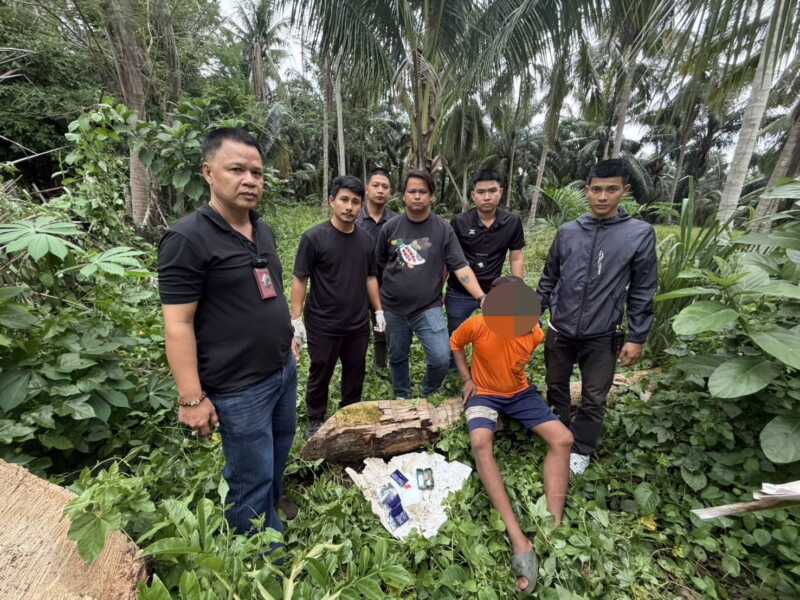 รวบค้ายาบ้าคาบ้าน! ชุดสืบสวน สภ.บางสะพาน บุกจับหนุ่มวัย 34 ยึดยาบ้า 806 เม็ด พ่วงคดีพนันบอลออนไลน์-เสพยา