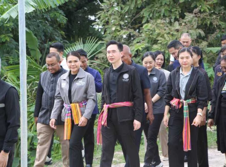 “ยศชนัน” เยี่ยมศูนย์เรียนรู้เศรษฐกิจพอเพียงร้อยเอ็ด ชูงานวิจัยบูรณาการแก้จน หนุนชุมชนพึ่งพาตนเองอย่างยั่งยืน