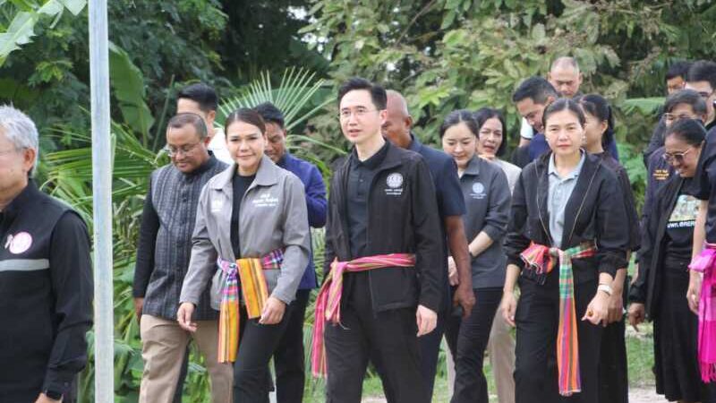 “ยศชนัน” เยี่ยมศูนย์เรียนรู้เศรษฐกิจพอเพียงร้อยเอ็ด ชูงานวิจัยบูรณาการแก้จน หนุนชุมชนพึ่งพาตนเองอย่างยั่งยืน