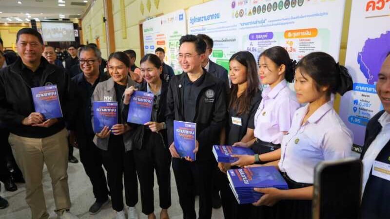 ร้อยเอ็ด-ยศชนัน” ลงพื้นที่ร้อยเอ็ด แถลงแผนแก้จน 5 ด้าน ชูนวัตกรรมเปลี่ยนรูปแบบการช่วยเหลือ สู่การสร้างขีดความสามารถให้ชุมชนพึ่งพาตนเองอย่างยั่งยืน