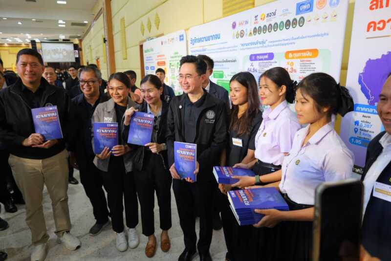 ร้อยเอ็ด-ยศชนัน” ลงพื้นที่ร้อยเอ็ด แถลงแผนแก้จน 5 ด้าน ชูนวัตกรรมเปลี่ยนรูปแบบการช่วยเหลือ สู่การสร้างขีดความสามารถให้ชุมชนพึ่งพาตนเองอย่างยั่งยืน