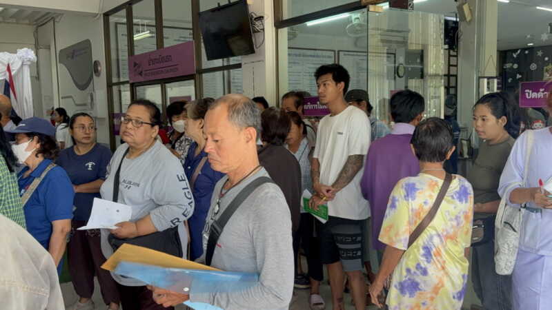 อ่างทอง ประชาชนแห่ตรวจสอบสิทธิ์ในการครอบครองรถที่สำนักงานขนส่งจังหวัดคึกคักจนวุ่นวาย หลังตกเกณฑ์โครงการสิทธิสวัสดิการแห่งรัฐ (บัตรคนจน) ด้านเจ้าหน้าที่เผยนำบัตรประชาชนเดินทางมาตรวจสอบข้อมูลทางทะเบียนรถ ฟรีไม่มีค่าใช้จ่าย