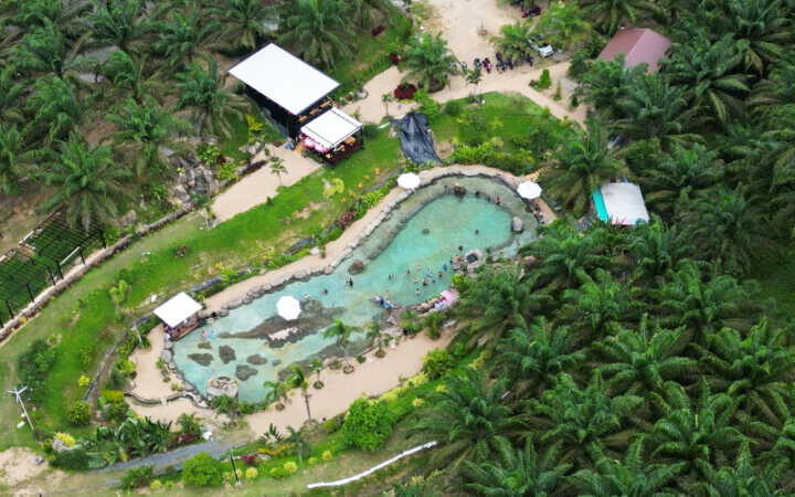 คนแห่เที่ยว ” Oasis Krabi สระน้ำผุดทุ่งสูง” น้ำผุดเย็นธรรมชาติกลางสวนปาล์มน้ำมัน