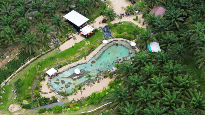 คนแห่เที่ยว ” Oasis Krabi สระน้ำผุดทุ่งสูง” น้ำผุดเย็นธรรมชาติกลางสวนปาล์มน้ำมัน