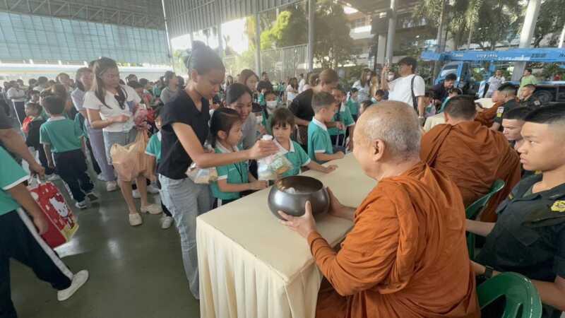 ครู-นร.มารีวิทย์ทำบุญตักบาตรวันเข้าพรรษา-อาสาฬหบูชา ปี 69 ส่งต่อวัด-องค์กรการกุศลพัทยา