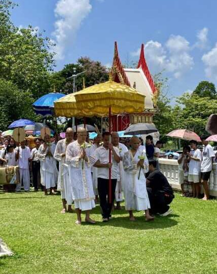 พุทธศาสนิกชน อุบาสก อุบาสิกา จำนวนมากร่วมแห่นาค 8 ท่าน ร่วมอุปสมบทหมู่ฉลองสมณศักดิ์ พระครูจารุ เขมากร เจ้าอาวาสวัดทองทั่ว ที่ได้รับตำแหน่งพระอุปชฌาย์ในเขตปกครองคณะสงฆ์