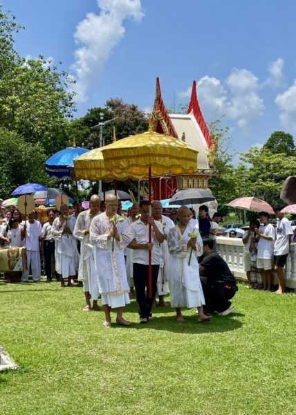 พุทธศาสนิกชน อุบาสก อุบาสิกา จำนวนมากร่วมแห่นาค 8 ท่าน ร่วมอุปสมบทหมู่ฉลองสมณศักดิ์ พระครูจารุ เขมากร เจ้าอาวาสวัดทองทั่ว ที่ได้รับตำแหน่งพระอุปชฌาย์ในเขตปกครองคณะสงฆ์