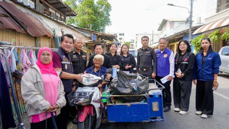 ผู้ว่าฯ สงขลา สั่งนายอำเภอ ระดมหน่วยงาน ยื่นมือช่วย “ยายน้อย”พร้อมยื่นทบทวนสิทธิบัตรสวัสดิการเเห่งรัฐ ดูแลความเป็นอยู่ตามเหมาะสม เตรียมหาที่อยู่อาศัยเป็นหลักเเหล่ง ที่บริเวณสี่แยกถนนศุภสารรังสรรค์ ตรงข้ามมูลนิธิมิตรภาพสามัคคี (ท่งเซียเซี่ยงตึ๊ง)