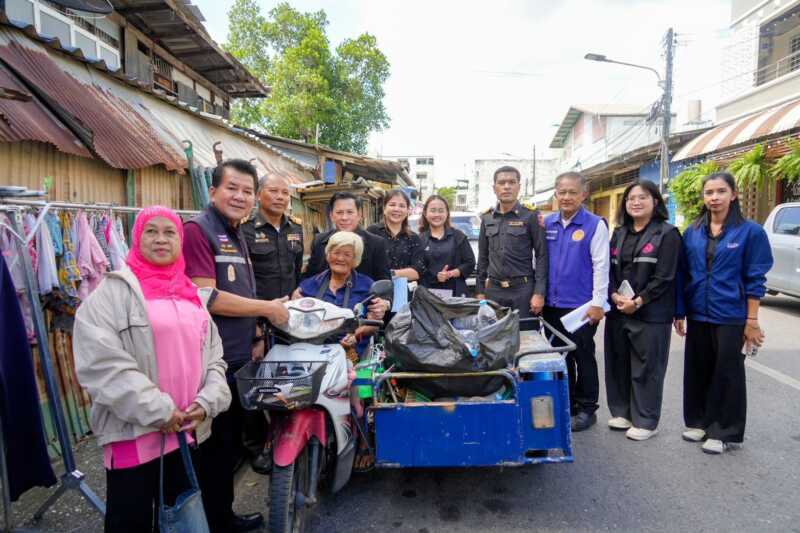 ผู้ว่าฯ สงขลา สั่งนายอำเภอ ระดมหน่วยงาน ยื่นมือช่วย “ยายน้อย”พร้อมยื่นทบทวนสิทธิบัตรสวัสดิการเเห่งรัฐ ดูแลความเป็นอยู่ตามเหมาะสม เตรียมหาที่อยู่อาศัยเป็นหลักเเหล่ง ที่บริเวณสี่แยกถนนศุภสารรังสรรค์ ตรงข้ามมูลนิธิมิตรภาพสามัคคี (ท่งเซียเซี่ยงตึ๊ง)