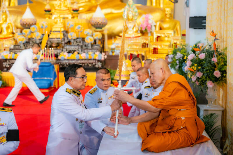 พระบาทสมเด็จพระเจ้าอยู่หัว โปรดเกล้าฯ พระราชทานสมณศักดิ์ “พระพรหมวชิรธีรคุณ” พร้อมเชิญหิรัญบัตร สัญญาบัตร พัดยศ และผ้าไตรถวาย ณ วัดพระนอนจักรสีห์วรวิหาร จังหวัดสิงห์บุรี