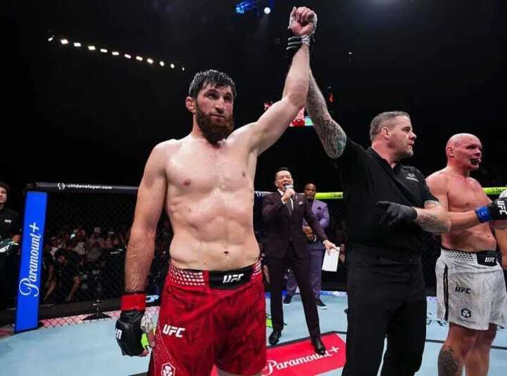 อันคาลาเยฟ ต้อน TKO กุสคอฟ ยก 5 คู่เอก UFC อาบูดาบี