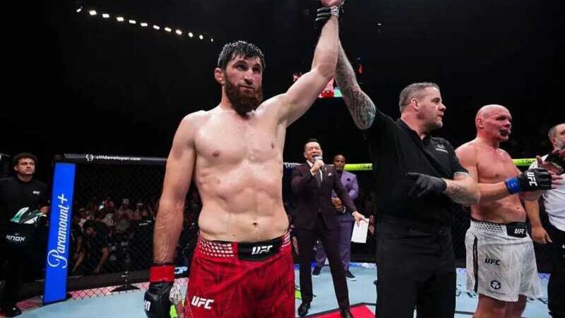 อันคาลาเยฟ ต้อน TKO กุสคอฟ ยก 5 คู่เอก UFC อาบูดาบี