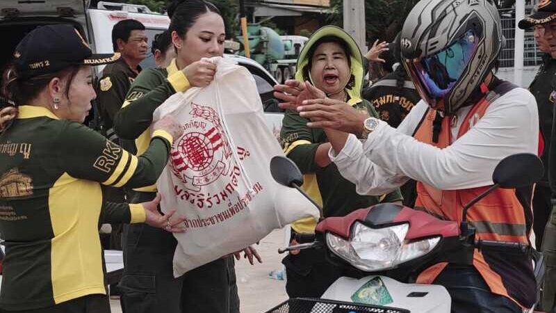 #มูลนิธิร่วมกตัญญู โดย ดร.รัตนา สมสกุลรุ่งเรือง ประธาน, พี่ บิณฑ์ เอกพันธ์ บรรลือฤทธิ์,น้อง ทับทิม อัญรินทร์ จนท.,อาสาสมัคร พร้อม รถบรรทุกสิ่งของ ถุงยังชีพ