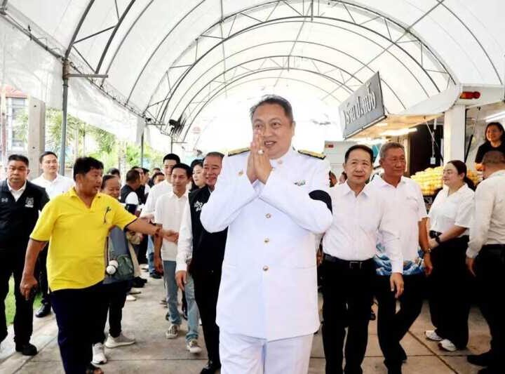 ‘สุชาติ’ นำจัดกิจกรรมเฉลิมพระเกียรติฯ เปิดโรงทานกว่า 200 ซุ้ม แจกข้าวสารถวายเป็นพระราชกุศล เนื่องในวันเฉลิมพระชนมพรรษา