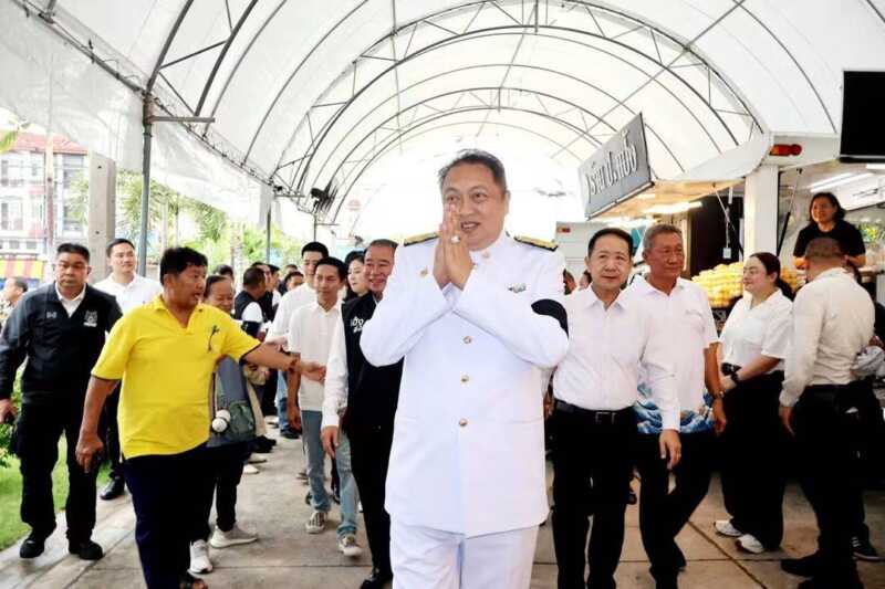 ‘สุชาติ’ นำจัดกิจกรรมเฉลิมพระเกียรติฯ เปิดโรงทานกว่า 200 ซุ้ม แจกข้าวสารถวายเป็นพระราชกุศล เนื่องในวันเฉลิมพระชนมพรรษา