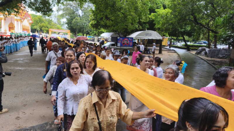 พังงา-ชาวพุทธตะกั่วทุ่งร่วมสืบสานประเพณีแห่ผ้าห่มพระพุทธไสยาสน์ วัดสุวรรณคูหา เนื่องในวันอาสาฬหบูชา