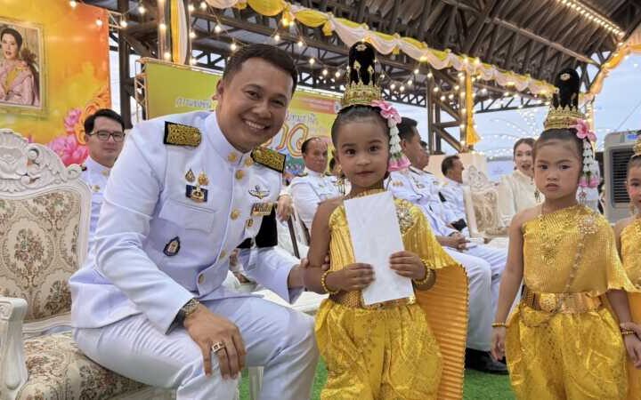 ปทุมธานีเทศบาลบ้านกลางจัดยิ่งใหญ่ จุดเทียนชัยถวายพระพรในหลวง