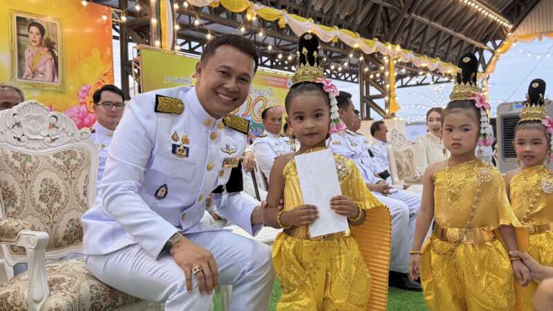 ปทุมธานีเทศบาลบ้านกลางจัดยิ่งใหญ่ จุดเทียนชัยถวายพระพรในหลวง