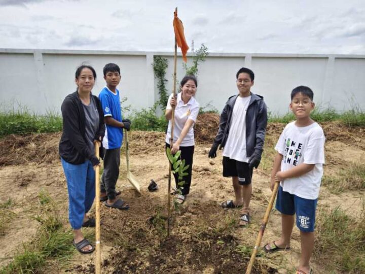 ปทุมธานี เยาวชนจิตอาสา 200 คน จาก 27 สถาบัน ร่วมปลูกต้นไม้ถวายเป็นพระราชกุศล ณ อนุสรณ์สถานพระมงคลเทพมุนี