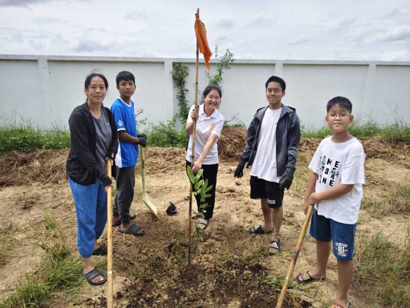ปทุมธานี เยาวชนจิตอาสา 200 คน จาก 27 สถาบัน ร่วมปลูกต้นไม้ถวายเป็นพระราชกุศล ณ อนุสรณ์สถานพระมงคลเทพมุนี