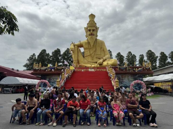 ปทุมธานีวันพระใหญ่มหาชนแห่ขอโชคขอพรส่องเลขอ่างน้ำมนต์อาศรมฤาษีเณร