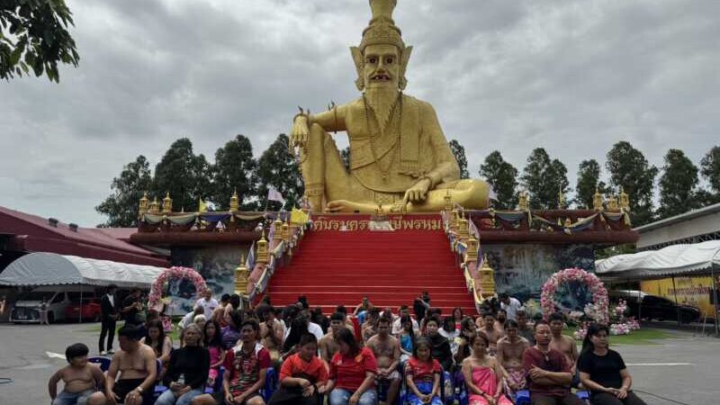 ปทุมธานีวันพระใหญ่มหาชนแห่ขอโชคขอพรส่องเลขอ่างน้ำมนต์อาศรมฤาษีเณร