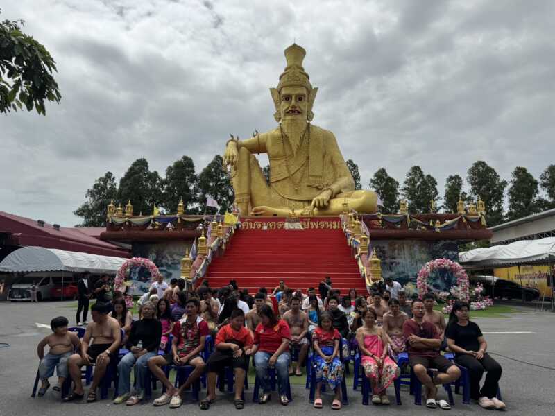ปทุมธานีวันพระใหญ่มหาชนแห่ขอโชคขอพรส่องเลขอ่างน้ำมนต์อาศรมฤาษีเณร