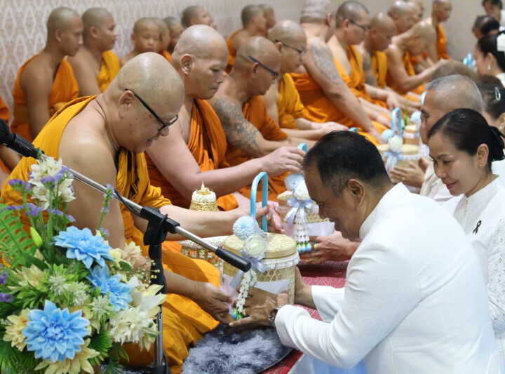 จ.จันทบุรี พุทธศาสนิกชนจันทบุรี ร่วมเวียนเทียน “วันอาสาฬหบูชา” ร่วมสืบทอดวิถีพุทธ และให้แสงแห่งพระธรรมส่องสว่างในใจของคนไทยตลอดไป