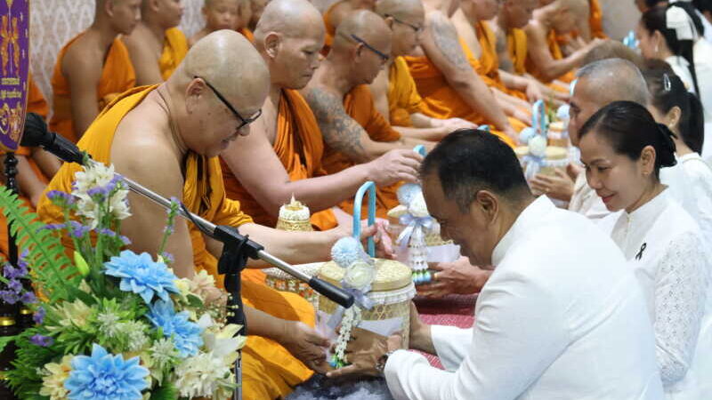 จ.จันทบุรี พุทธศาสนิกชนจันทบุรี ร่วมเวียนเทียน “วันอาสาฬหบูชา” ร่วมสืบทอดวิถีพุทธ และให้แสงแห่งพระธรรมส่องสว่างในใจของคนไทยตลอดไป