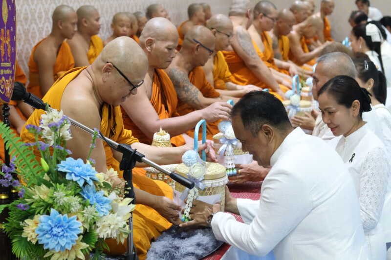 จ.จันทบุรี พุทธศาสนิกชนจันทบุรี ร่วมเวียนเทียน “วันอาสาฬหบูชา” ร่วมสืบทอดวิถีพุทธ และให้แสงแห่งพระธรรมส่องสว่างในใจของคนไทยตลอดไป