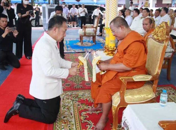 ผู้ว่าฯ ชลบุรี นำพุทธศาสนิกชนร่วมสืบสานพระพุทธศาสนา เนื่องในวันอาสาฬหบูชาและวันเข้าพรรษา