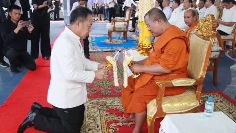 ผู้ว่าฯ ชลบุรี นำพุทธศาสนิกชนร่วมสืบสานพระพุทธศาสนา เนื่องในวันอาสาฬหบูชาและวันเข้าพรรษา