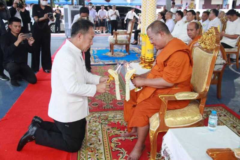 ผู้ว่าฯ ชลบุรี นำพุทธศาสนิกชนร่วมสืบสานพระพุทธศาสนา เนื่องในวันอาสาฬหบูชาและวันเข้าพรรษา
