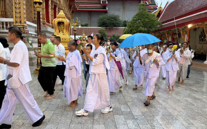 ท่านเจ้าคุณแจ้ เจ้าอาวาสวัดบางพลีใหญ่กลางนำคณะสงฆ์พร้อมพุทธศาสนิกชน เวียนเทียนในวันอาสาฬหบูชา