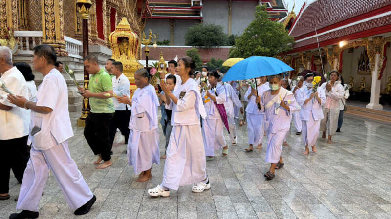 ท่านเจ้าคุณแจ้ เจ้าอาวาสวัดบางพลีใหญ่กลางนำคณะสงฆ์พร้อมพุทธศาสนิกชน เวียนเทียนในวันอาสาฬหบูชา