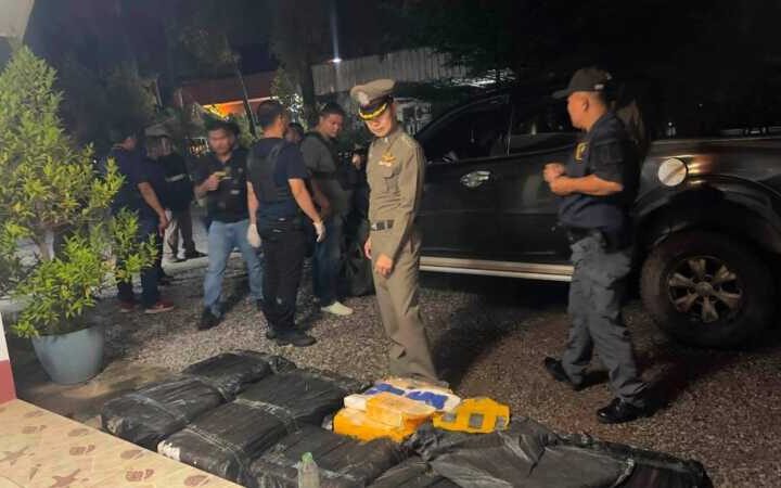 มุกดาหาร ตำรวจภูธรจังหวัดมุกดาหาร จับกุม 3 หนุ่มใต้ลักลอบขนยาบ้า 2,000,000 เม็ด