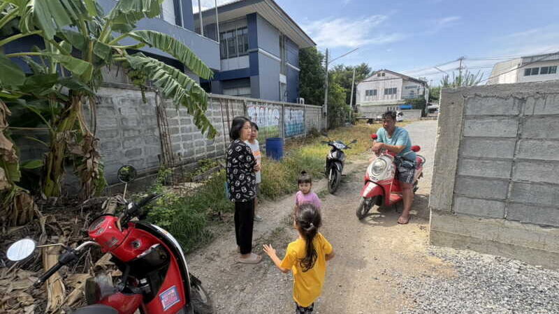 อ่างทอง – ชาวบ้านในพื้นที่ตาบอด6หลังคาเรือนวอนเจ้าของพื้นที่เตรียมจะล้อมรั้วหาทางเข้าออกบ้าน6หลังคาเรือนร่วมกัน เบื้องต้นให้ไปยื่นร้องศูนย์ดำรงธรรม ขอพื้นที่สำนักงานพาณิชย์จังหวัด ประมงจังหวัด อุสาหกรรมจังหวัด เปิดพื้นที่สาธารณะเพื่อเข้าออก