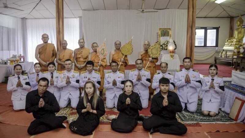 จังหวัดร้อยเอ็ด – เป็นเจ้าภาพจัดพิธีพระราชทานผ้าไตรและภัตตาหารสามหาบในการเก็บอัฐิ พระภิกษุสุระศักดิ์ ปิ่นละออ