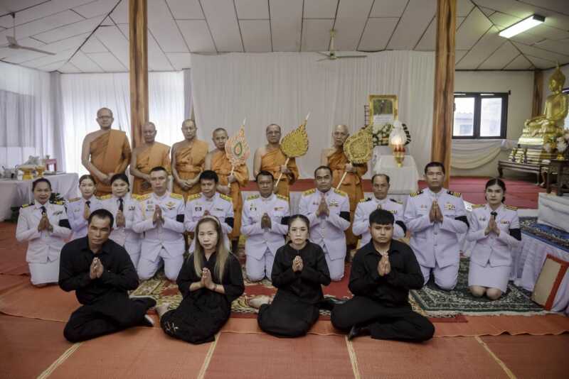 จังหวัดร้อยเอ็ด – เป็นเจ้าภาพจัดพิธีพระราชทานผ้าไตรและภัตตาหารสามหาบในการเก็บอัฐิ พระภิกษุสุระศักดิ์ ปิ่นละออ