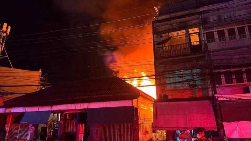 จ.จันทบุรี – ระทึกไฟไหม้บ้านไม้เก่ากลางเมืองจันทบุรีเสียหาย 5 หลัง ยายวัย 70 ปีได้รับบาดเจ็บกู้ภัยช่วยเหลือนำส่งโรงพยาบาล